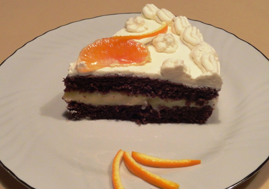 Fetta di torta al cacao con panna