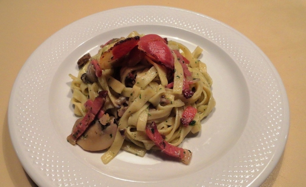 Tagliatelle speck e funghi